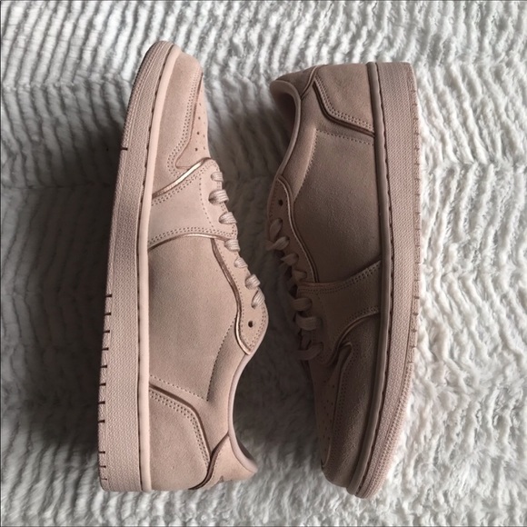 Nike Air Jordan Retro 1 low no swoosh women’s 9 - Picture 3 of 5